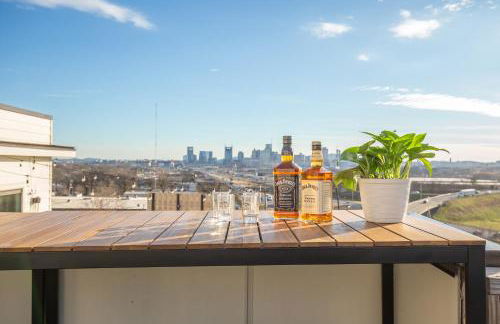 Jack Daniels House with Rooftop Golf, City views! 8min to Whiskey Row! Sleeps 10! - Foto 2