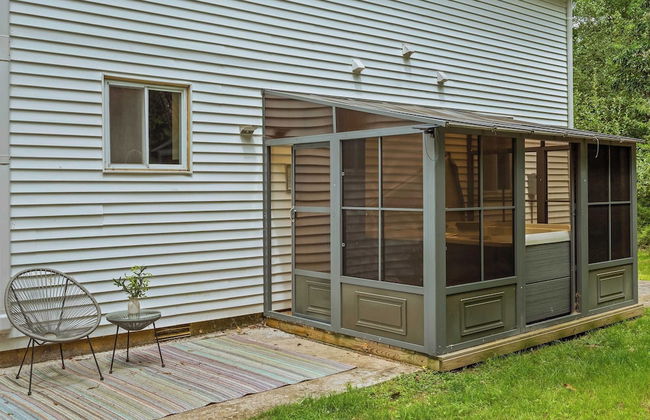 Inn the Poconos by Avantstay Private Lake Access Enclosed Hot Tub - Photo 39