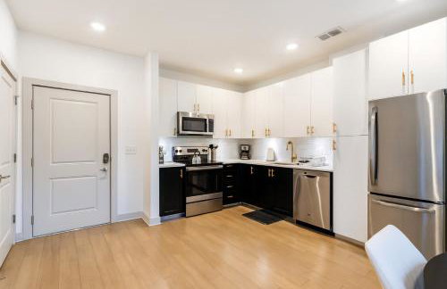 Elegant 2BR with Resort Pool and Lounge Areas 2 - Photo 21