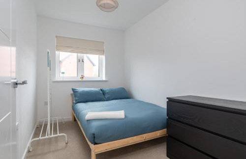 Spacious Milton Keynes Townhouse 2 Designated Parking Spaces Near Centre MK, MK Bowl, Universal Studios & Transport Links Ideal for Families & Contractors - Foto 9