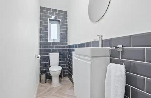 8 Eighth Ave Retreat On The Green Beautiful 4-Bed Home Pass The Keys - Foto 32