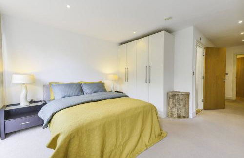 Elegant 2-Bedroom Apartment with Balcony - Foto 22