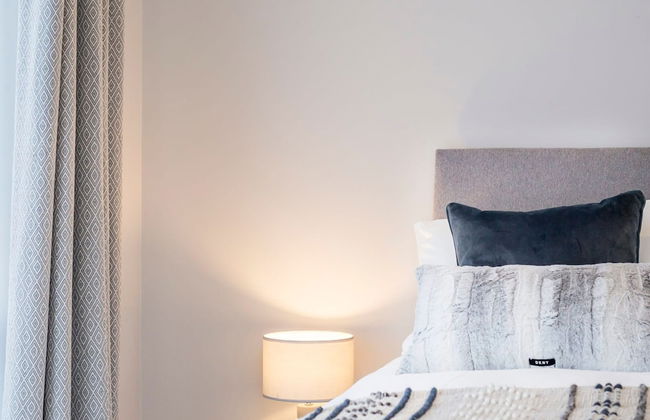 Stylish new Home With Parking - King Beds Garden - Foto 25