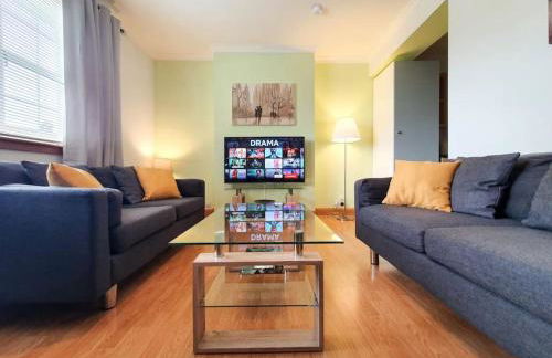 Parkgate Apartment - Near M90, Amazon, Edinburgh - Photo 13