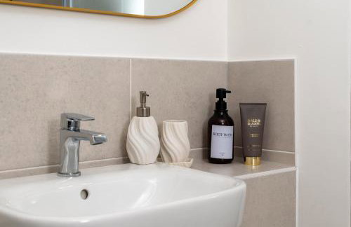 Modern Canal-Side Apartment in Milton Keynes - Photo 9