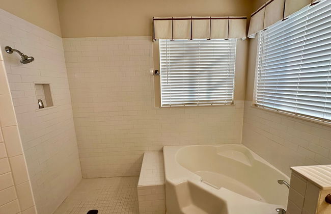 Grand Fabulous 4BR Pool Home Near Disney - Photo 18