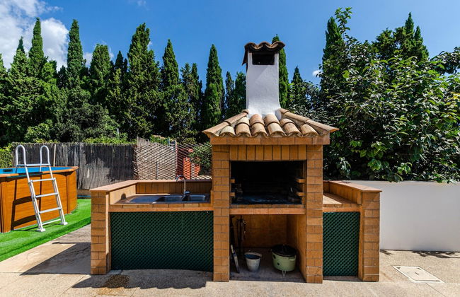 Private Villa With Inviting Space - Photo 33