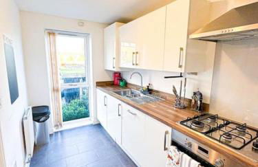 City Centre 3 Bedroom House Sleep upto 9 Guests with Garden and Parking - Foto 55