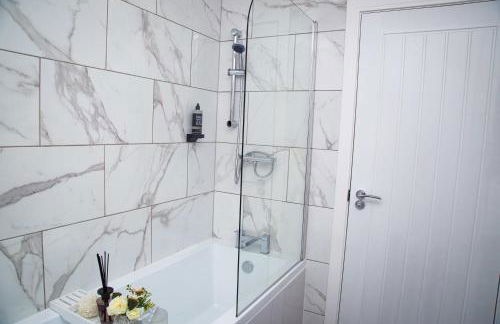 Bridge Court by Sterling Edge Apartments - Luxury Aparthotel - Stylish 1-bed Apartments - Balcony with Canal View or Private Garden - Free Parking - Foto 63