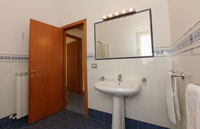 Villa with Salt Water & Heated Pool & Hot Tub near sea - Foto 28