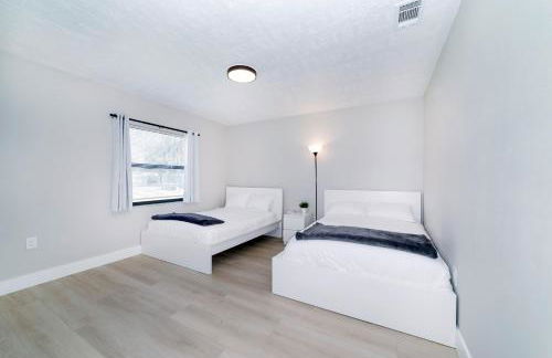 New 6min to 3 Sister Springs, Spacious, Fun with Game Room - Foto 11