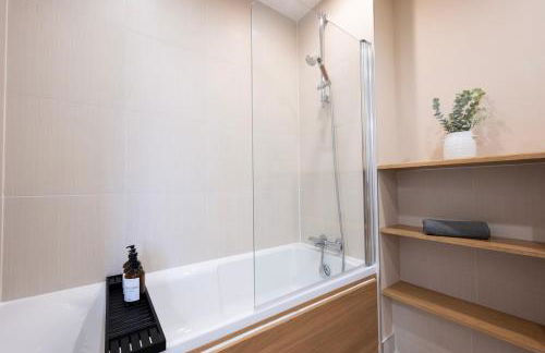 Modern 1BR Apt - Sleeps 4 - Parking - Balcony - Foto 26