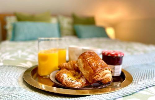 Private, Couples Forest Escape - Free Parking - Stunning & Stylish 1 Bedroom Coach house! - 5 Minute Walk to a great bistro pub! - Great Location - Fast WiFi - Smart TV - Newly Refurbished! Direct New Forest access Close to Burley - Photo 8