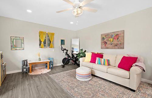 The Gathering Place - Guest Favorite with Huge Yard - Foto 33