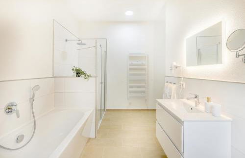 FLAIR Homes - Design Apartments with Smart-TV, Self Check-in & Free Parking - Photo 14