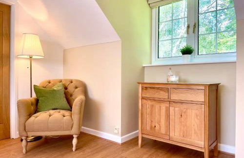 Private, Couples Forest Escape - Free Parking - Stunning & Stylish 1 Bedroom Coach house! - 5 Minute Walk to a great bistro pub! - Great Location - Fast WiFi - Smart TV - Newly Refurbished! Direct New Forest access Close to Burley - Photo 3