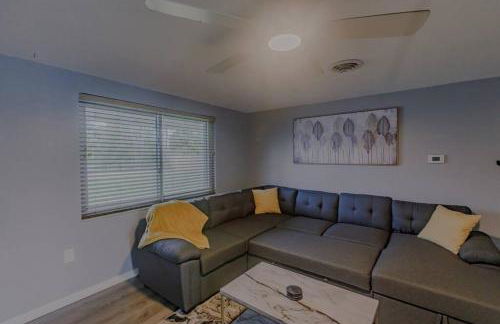 Spacious Backyard & Pool Retreat - 5 Mins to Beach - Foto 14