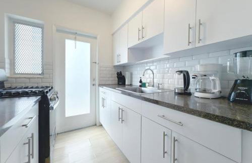 1BR Miami Beach Apt with King plus 2 Queens & Parking - Photo 3