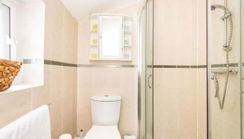 King Room with a shared Kitchen and bathroom in a 5-Bedroom House at Hanwell - Foto 4