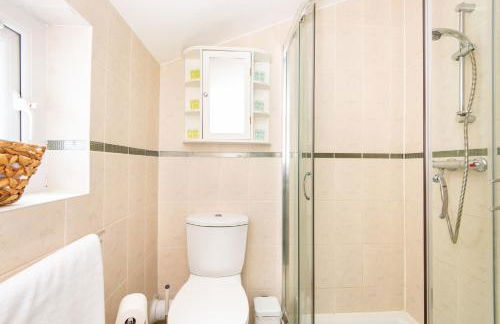 Single Room with a shared Kitchen and bathroom in a 5-Bedroom House at Hanwell - Foto 9