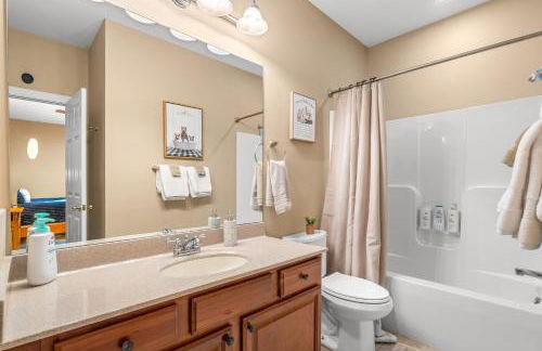 Spacious Family Retreat-Hot tub & Game Room - Foto 41