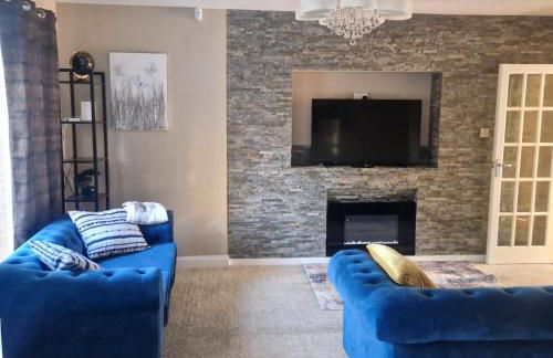 4 Bedroom Group Stay, 3 Bathrooms, Easy Parking - Photo 3