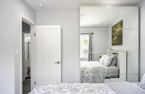 Adorable 2BR-2BA House with EV & Free Parking and Family Friendly in Los Angeles - Photo 29