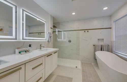 Waterfront Patio! Stylish Family Home in Everett - Photo 16