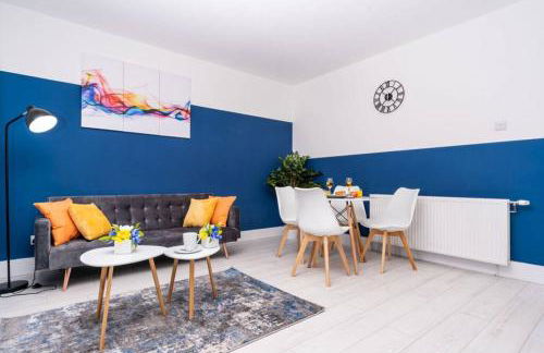 Cheerful 2 Bedroom Homely Apartment, Sleeps 4 Guest Comfy, 1x Double Bed, 2x Single Beds, Free Parking, Free WiFi, Suitable For Business, Leisure Guest, Contractors, QE Hospital, Glasgow, Near Airport & City Centre, Perfect For Common Wealth Games 2026 - Foto 10