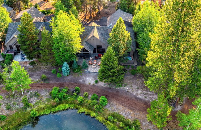 Klamath by Avantstay Gorgeous Mountain Home w/ Fire Pit, Spa & Lake Views - Photo 35