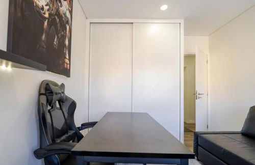 Spacious & Stylish Flat with Garage by HostWise - Foto 29