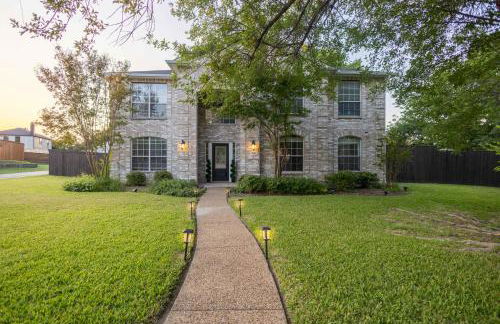 Heated Pool & Spa Mini Golf Bowling Game Room perfect for family - Photo 5