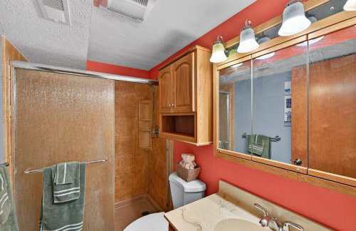 Cozy Retreat with Hot Tub in Peaceful Goshen home - Foto 24