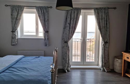 Beach View Couples Retreat Aberavon Beach Direct Seafront panoramic Sea Views large driveway parking - Photo 2