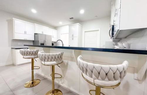 Luxurious Condo with Pool & Garage Close to Shopping - Foto 9