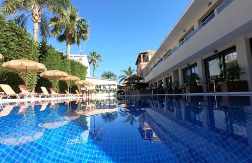 Paradise Bar Apartments - Photo 1