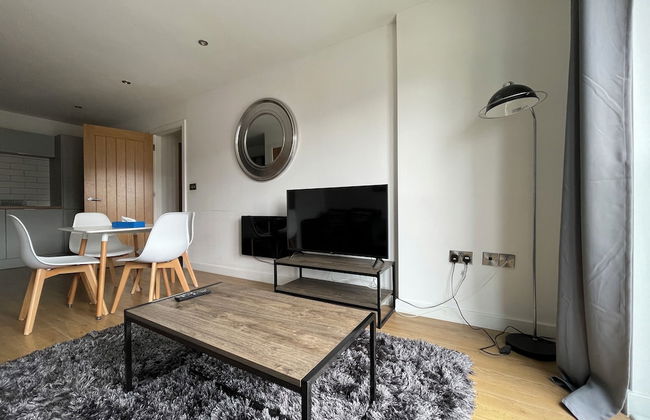 Modern & Comfortable 2BR Apartment - Photo 11