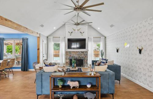 5BR w Pool, Golf Simulator, Game Room & EV Charger - Foto 7