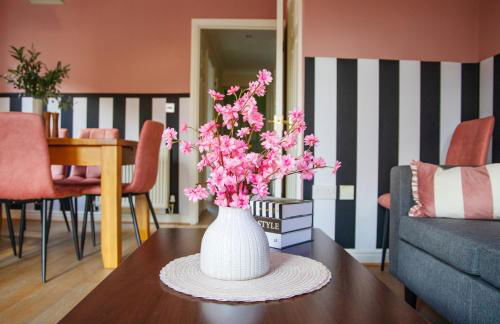 4x Bed Elegant Home with Parking - Photo 30