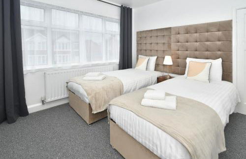 Moonlight House - sleeps 7, driveway, garden - Photo 31