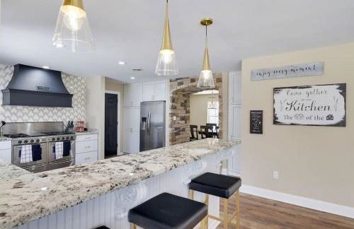 Luxe Lrg Pocono House for 18 Hot Tub/Gameroom/Pool - Foto 38