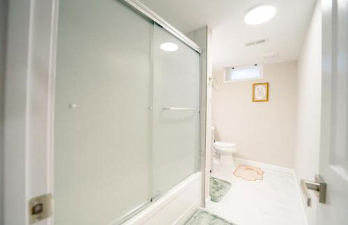 Spacious 5BR 3BA Free Parking Minutes to DC with Pool - Foto 49