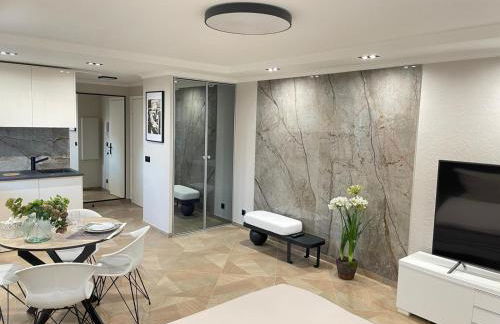 STUDIO SUR LA PROMENADE DES ANGLAIS AVEC VUE MER ORIGINALE À 40 m DE LA PLAGE - Foto 5