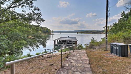 Lakefront Greers Ferry Cabin with Covered Boat Slip! - Foto 2