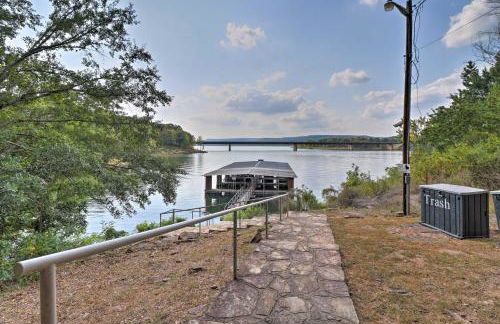 Lakefront Greers Ferry Cabin with Covered Boat Slip! - Foto 2