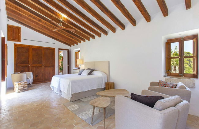 Stunning Farmhouse With Private Pool - Photo 11