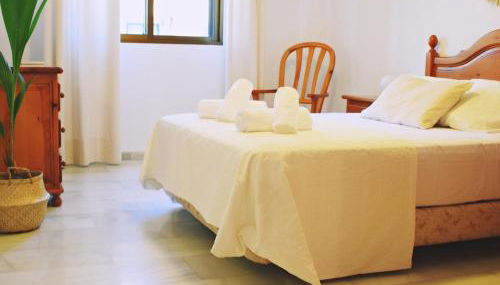 Amplio y luminoso apartamento cerca del centro y la playa con piscina y parking privado - Foto 2