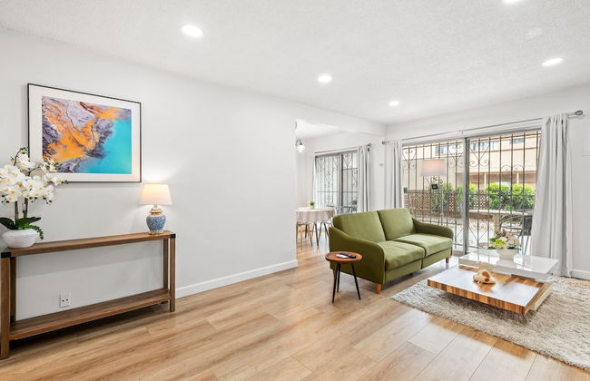 Modern Cozy Retreat Stylish Stay With Patio Parking - Foto 13