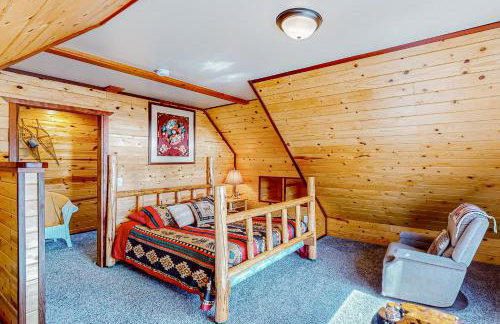 Rustic Cabin with Decks and Hot Tub in Garden Valley! - Foto 11