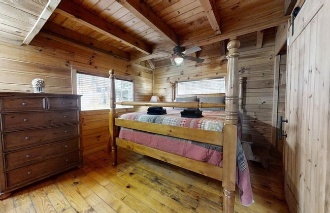 Evie's Mountain Castle 2 Bedroom Cabin by RedAwning - Foto 3